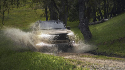 Lexus GX 550 drives through a puddle and makes a splash